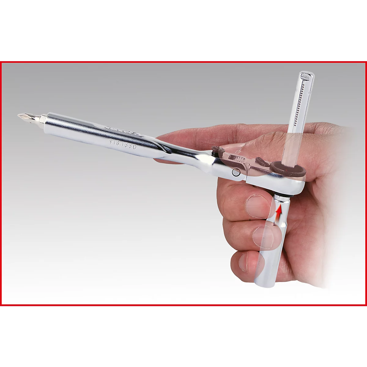 Eine Person hält einen Chrom-Knarrenschlüssel. Ein roter Pfeil zeigt die Drehrichtung an.